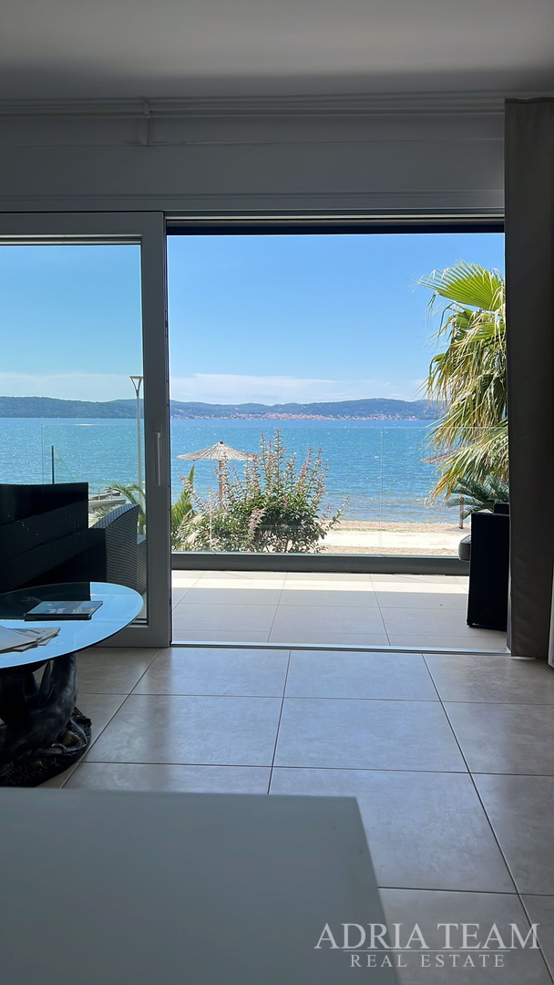 WOHNUNGEN IN ERSTER REIHE ZUM MEER, MODERN EINGERICHTET, WENIG GENUTZT, BIBINJE