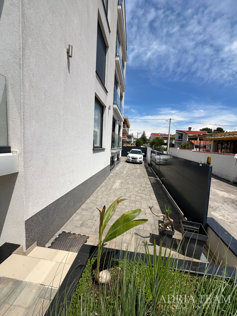 WOHNUNGEN IN ERSTER REIHE ZUM MEER, MODERN EINGERICHTET, WENIG GENUTZT, BIBINJE