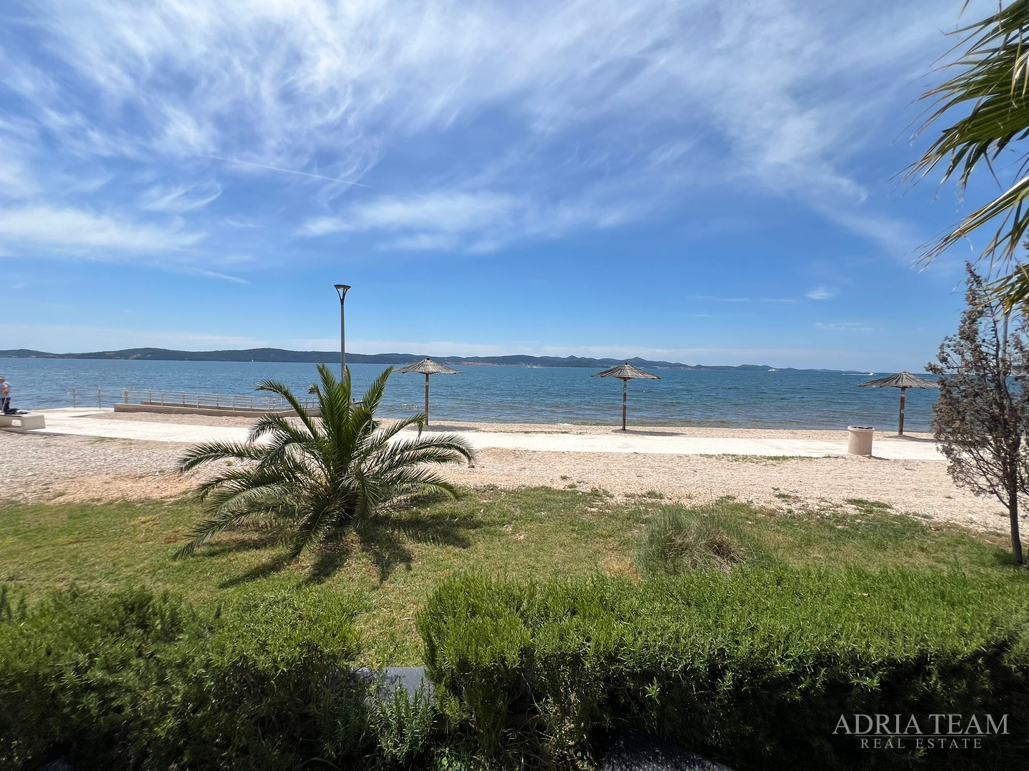 WOHNUNGEN IN ERSTER REIHE ZUM MEER, MODERN EINGERICHTET, WENIG GENUTZT, BIBINJE