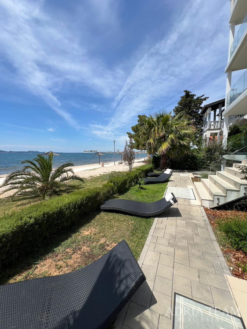 WOHNUNGEN IN ERSTER REIHE ZUM MEER, MODERN EINGERICHTET, WENIG GENUTZT, BIBINJE