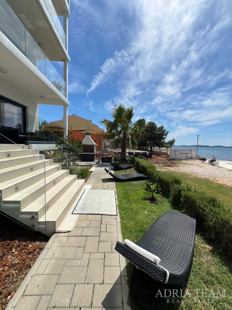 WOHNUNGEN IN ERSTER REIHE ZUM MEER, MODERN EINGERICHTET, WENIG GENUTZT, BIBINJE