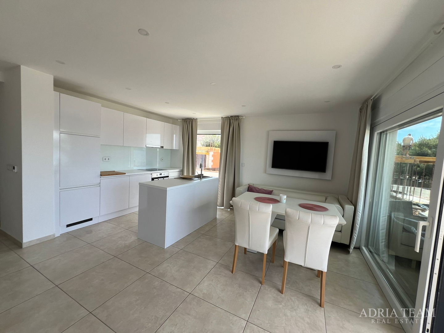 WOHNUNGEN IN ERSTER REIHE ZUM MEER, MODERN EINGERICHTET, WENIG GENUTZT, BIBINJE