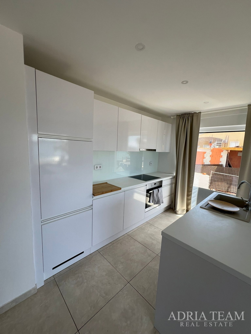 WOHNUNGEN IN ERSTER REIHE ZUM MEER, MODERN EINGERICHTET, WENIG GENUTZT, BIBINJE