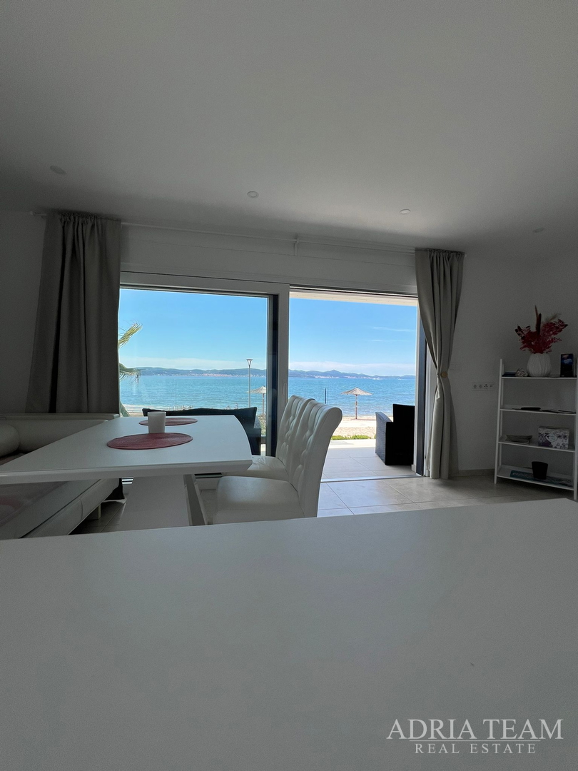 WOHNUNGEN IN ERSTER REIHE ZUM MEER, MODERN EINGERICHTET, WENIG GENUTZT, BIBINJE