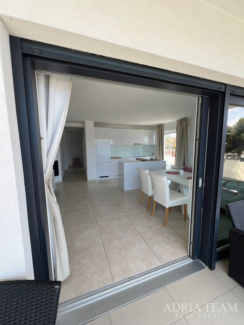 WOHNUNGEN IN ERSTER REIHE ZUM MEER, MODERN EINGERICHTET, WENIG GENUTZT, BIBINJE