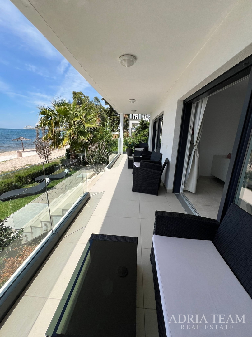 WOHNUNGEN IN ERSTER REIHE ZUM MEER, MODERN EINGERICHTET, WENIG GENUTZT, BIBINJE