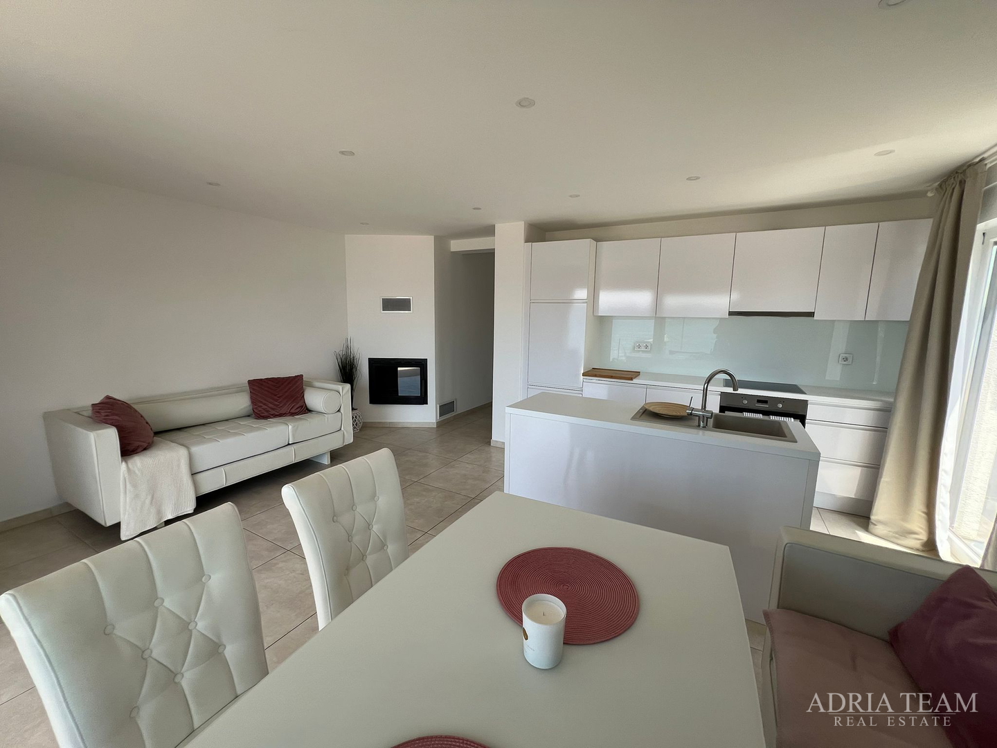 WOHNUNGEN IN ERSTER REIHE ZUM MEER, MODERN EINGERICHTET, WENIG GENUTZT, BIBINJE