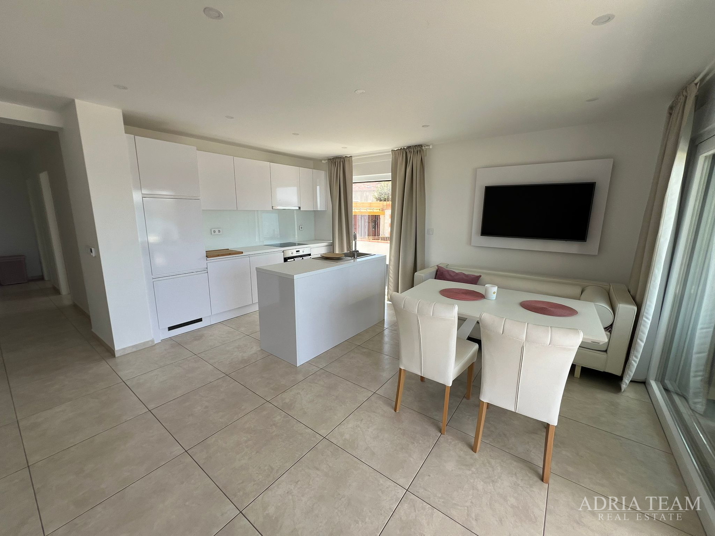 WOHNUNGEN IN ERSTER REIHE ZUM MEER, MODERN EINGERICHTET, WENIG GENUTZT, BIBINJE