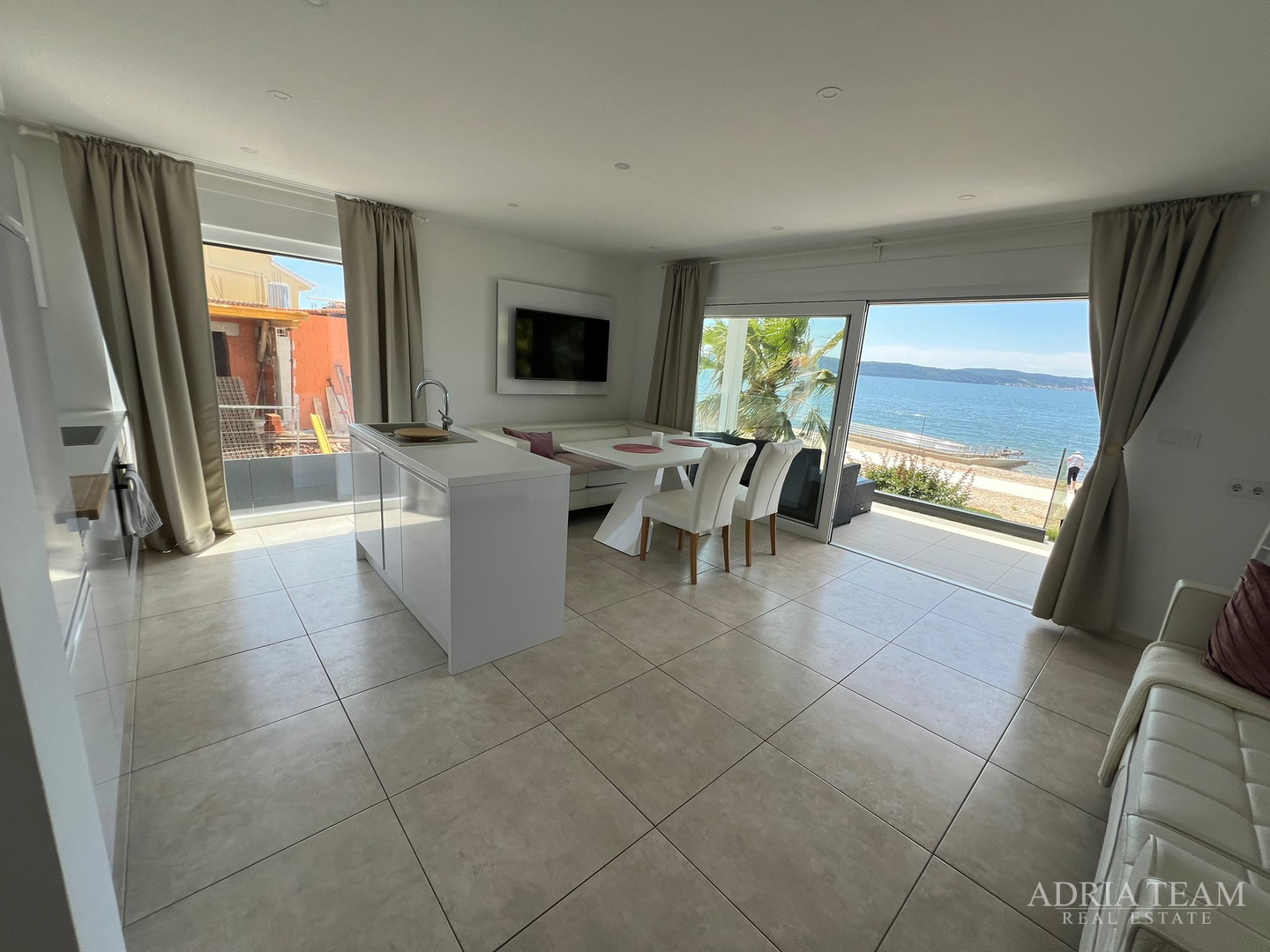 WOHNUNGEN IN ERSTER REIHE ZUM MEER, MODERN EINGERICHTET, WENIG GENUTZT, BIBINJE