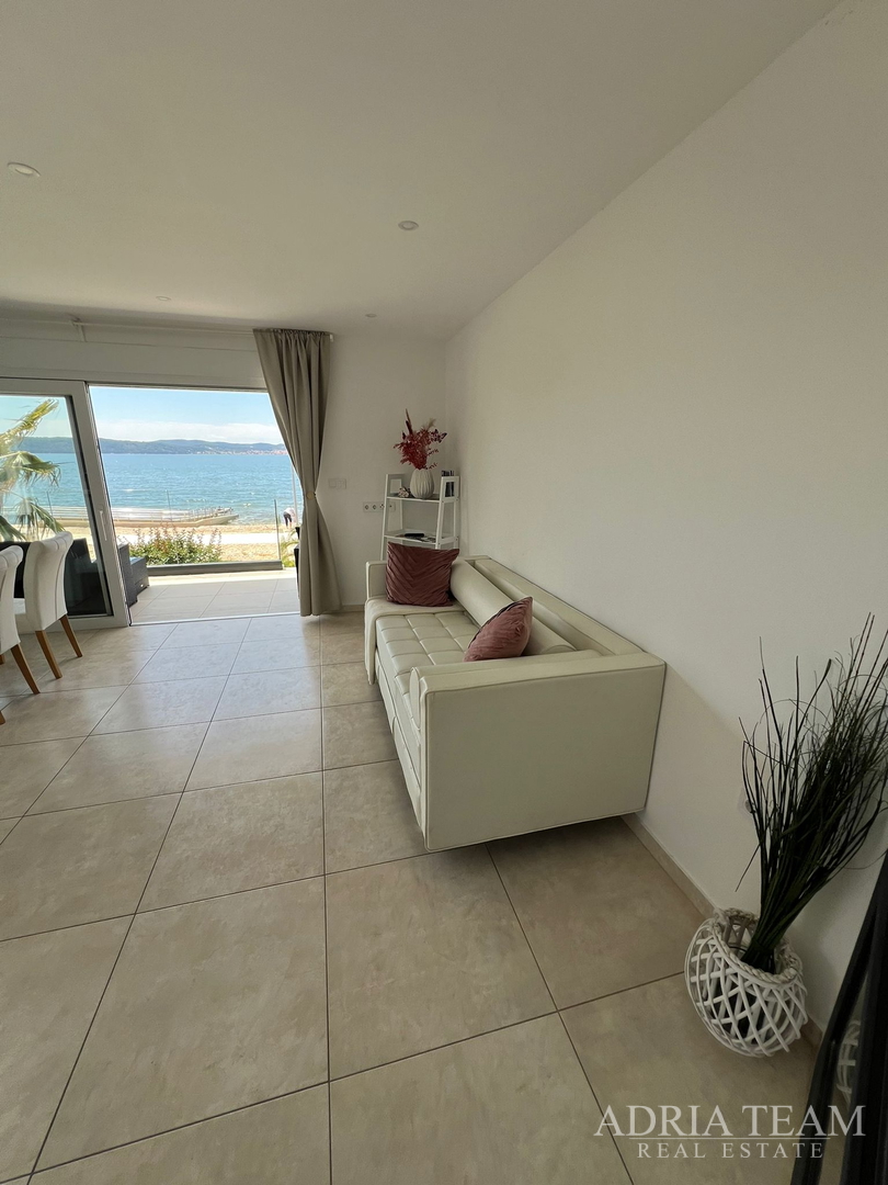 WOHNUNGEN IN ERSTER REIHE ZUM MEER, MODERN EINGERICHTET, WENIG GENUTZT, BIBINJE