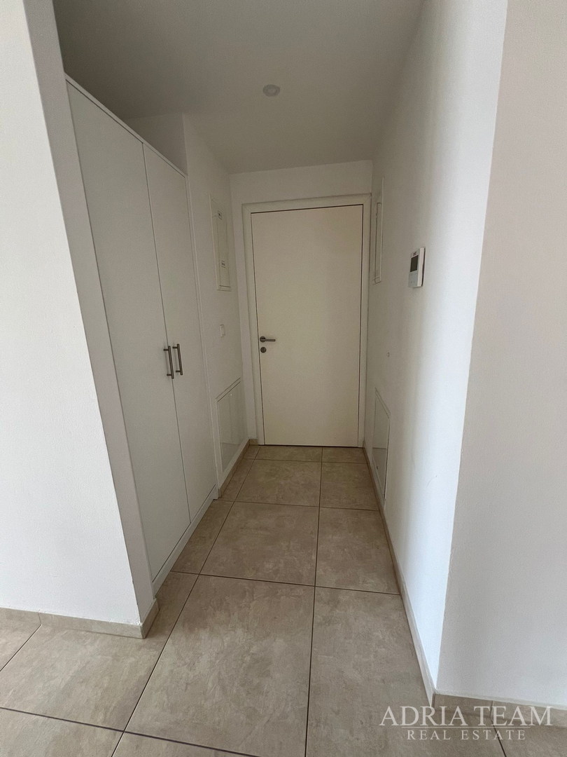 WOHNUNGEN IN ERSTER REIHE ZUM MEER, MODERN EINGERICHTET, WENIG GENUTZT, BIBINJE