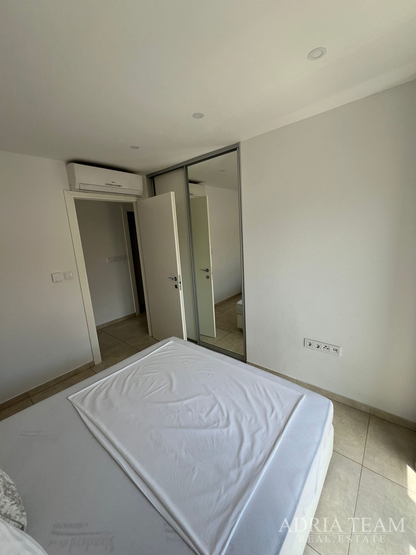 WOHNUNGEN IN ERSTER REIHE ZUM MEER, MODERN EINGERICHTET, WENIG GENUTZT, BIBINJE