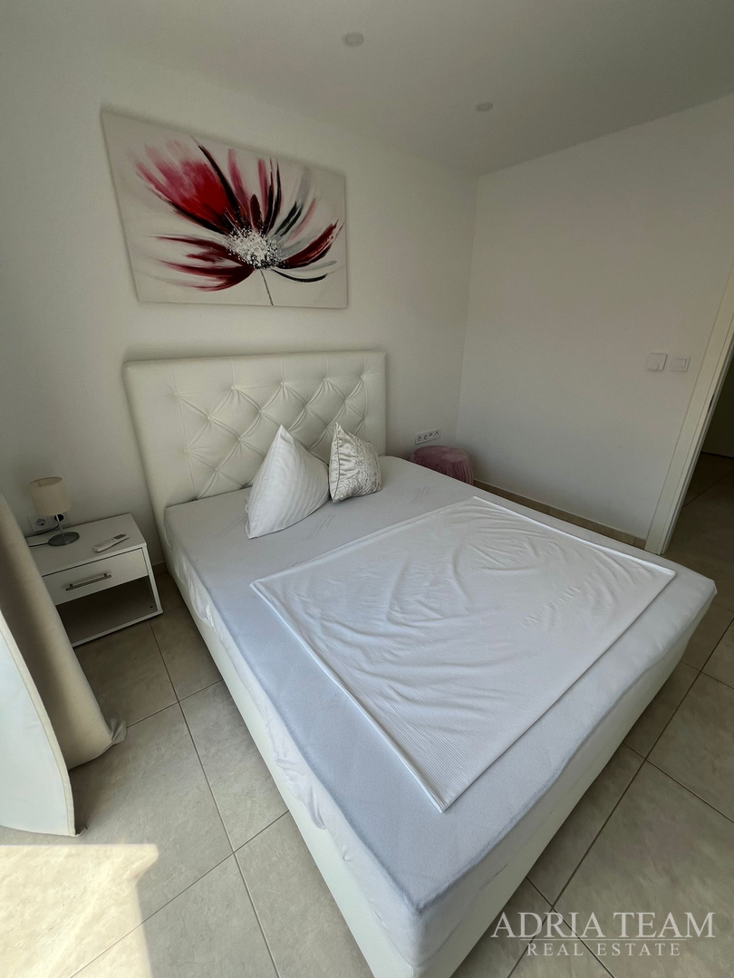 WOHNUNGEN IN ERSTER REIHE ZUM MEER, MODERN EINGERICHTET, WENIG GENUTZT, BIBINJE