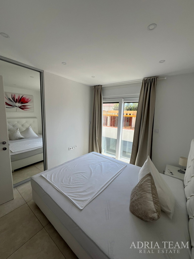 WOHNUNGEN IN ERSTER REIHE ZUM MEER, MODERN EINGERICHTET, WENIG GENUTZT, BIBINJE