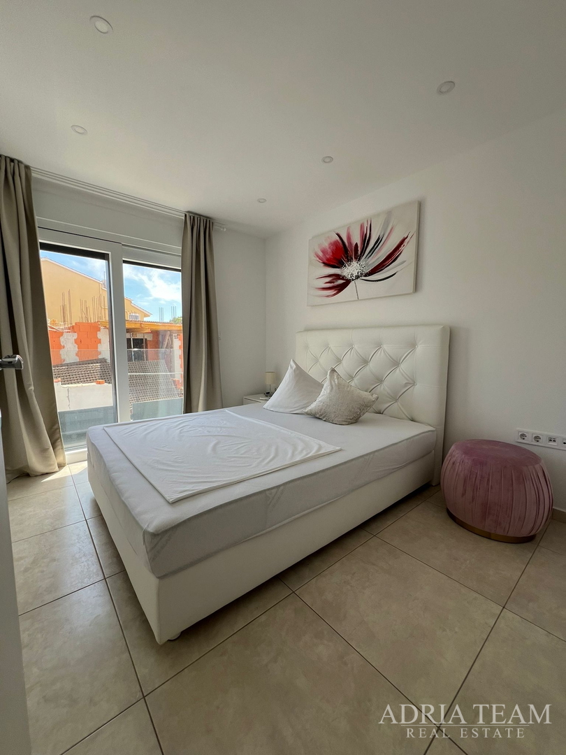 WOHNUNGEN IN ERSTER REIHE ZUM MEER, MODERN EINGERICHTET, WENIG GENUTZT, BIBINJE