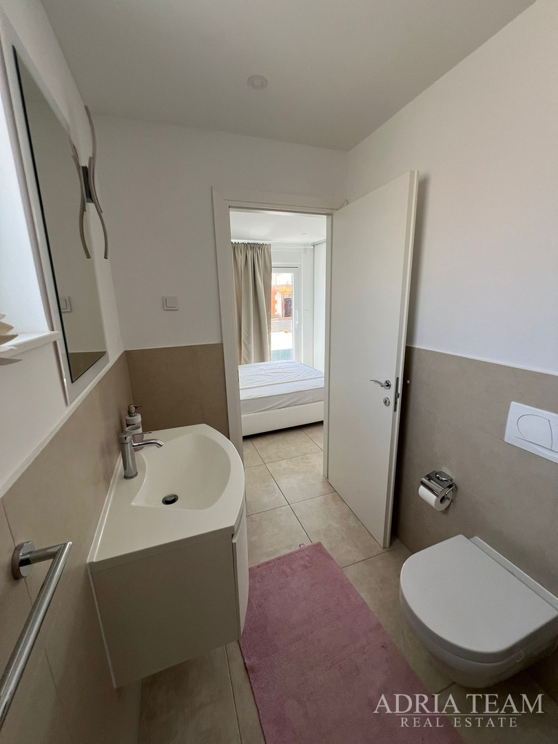 WOHNUNGEN IN ERSTER REIHE ZUM MEER, MODERN EINGERICHTET, WENIG GENUTZT, BIBINJE