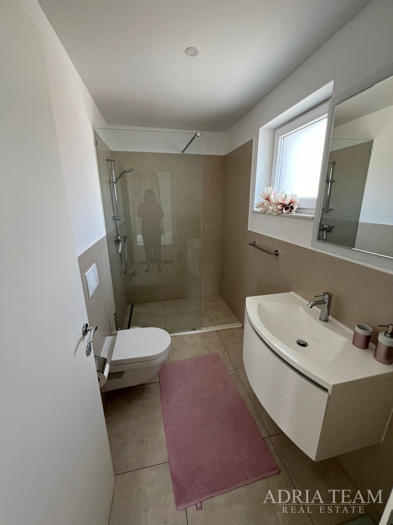 WOHNUNGEN IN ERSTER REIHE ZUM MEER, MODERN EINGERICHTET, WENIG GENUTZT, BIBINJE