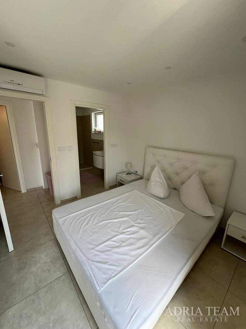 WOHNUNGEN IN ERSTER REIHE ZUM MEER, MODERN EINGERICHTET, WENIG GENUTZT, BIBINJE