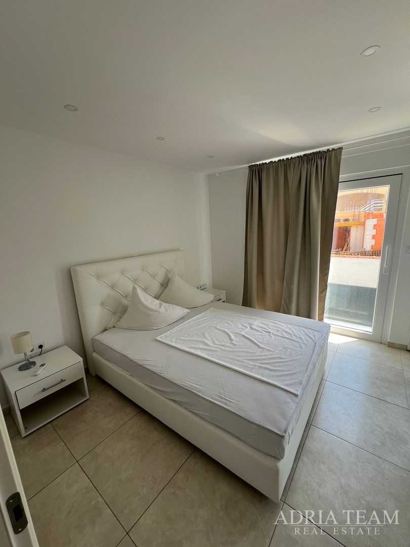 WOHNUNGEN IN ERSTER REIHE ZUM MEER, MODERN EINGERICHTET, WENIG GENUTZT, BIBINJE