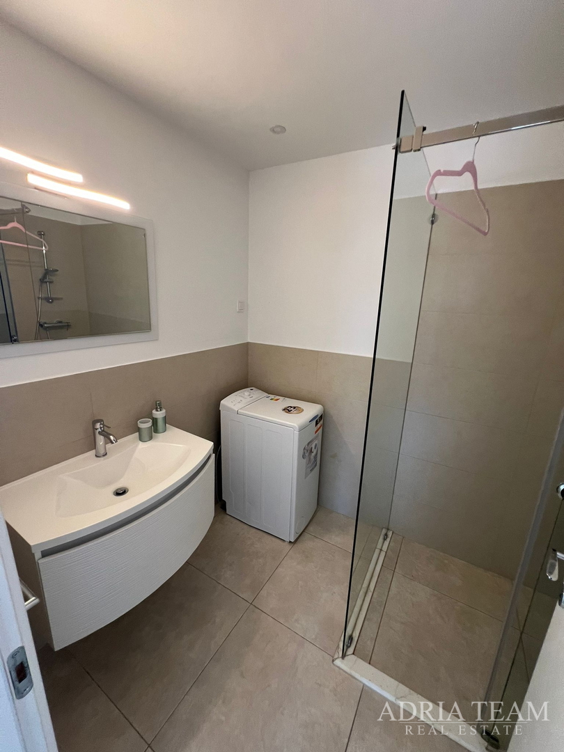 WOHNUNGEN IN ERSTER REIHE ZUM MEER, MODERN EINGERICHTET, WENIG GENUTZT, BIBINJE