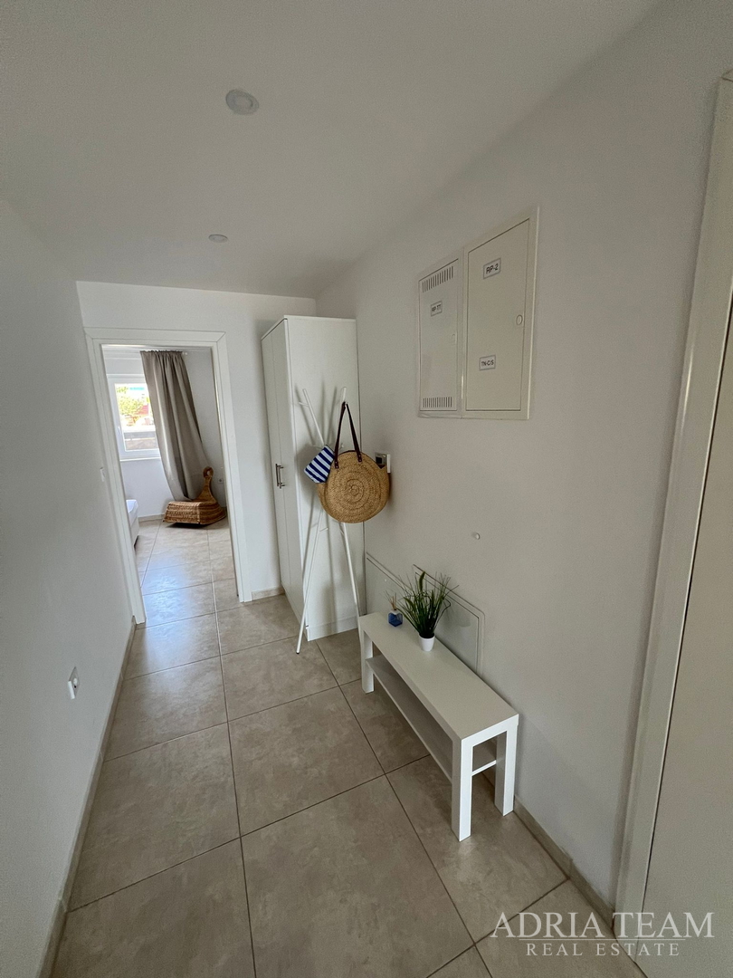 WOHNUNGEN IN ERSTER REIHE ZUM MEER, MODERN EINGERICHTET, WENIG GENUTZT, BIBINJE