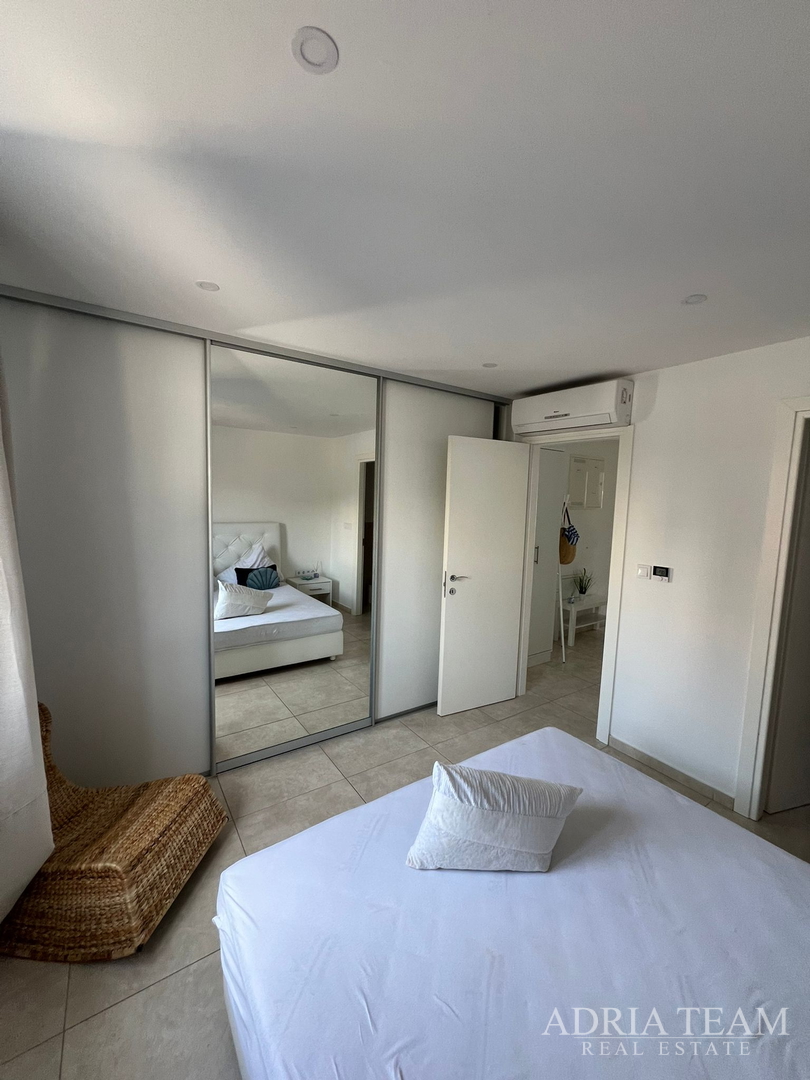 WOHNUNGEN IN ERSTER REIHE ZUM MEER, MODERN EINGERICHTET, WENIG GENUTZT, BIBINJE