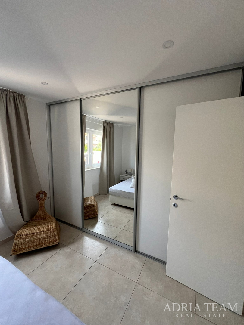 WOHNUNGEN IN ERSTER REIHE ZUM MEER, MODERN EINGERICHTET, WENIG GENUTZT, BIBINJE