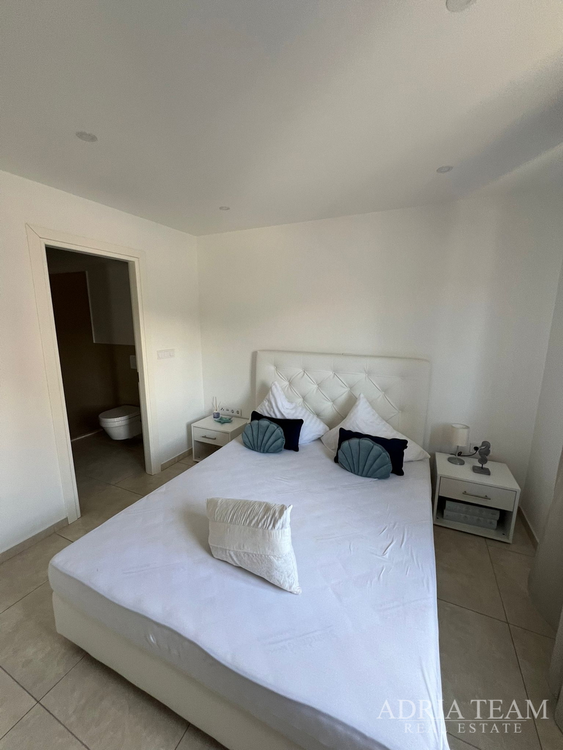 WOHNUNGEN IN ERSTER REIHE ZUM MEER, MODERN EINGERICHTET, WENIG GENUTZT, BIBINJE