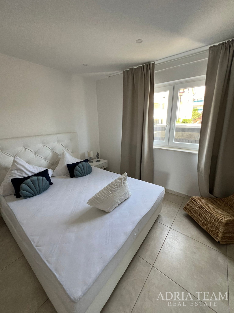 WOHNUNGEN IN ERSTER REIHE ZUM MEER, MODERN EINGERICHTET, WENIG GENUTZT, BIBINJE