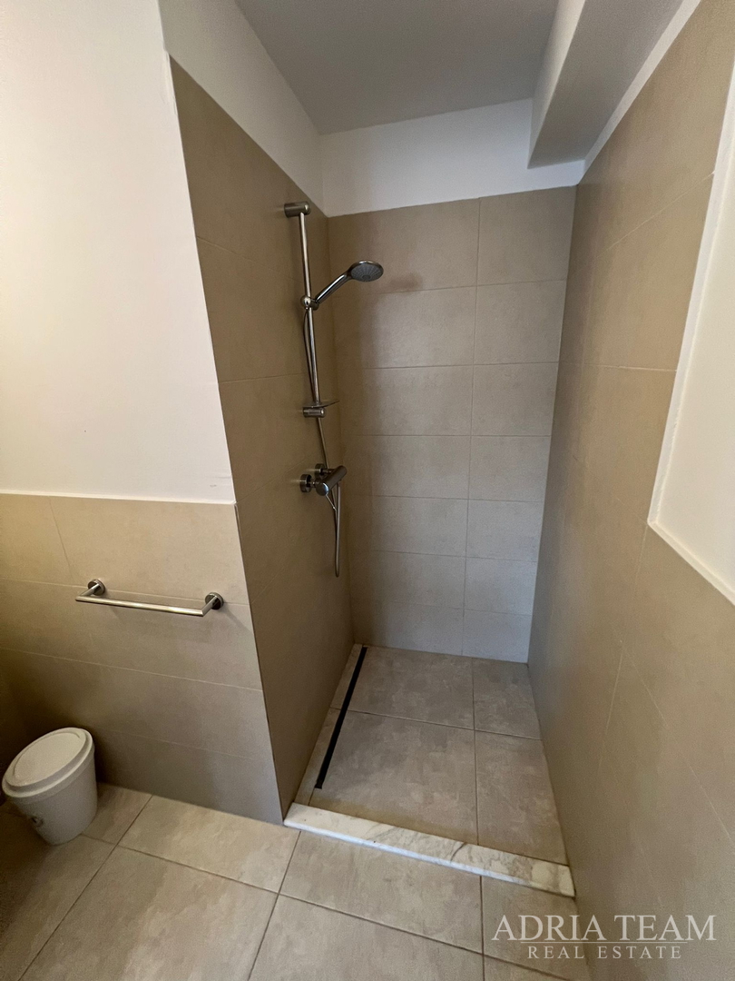 WOHNUNGEN IN ERSTER REIHE ZUM MEER, MODERN EINGERICHTET, WENIG GENUTZT, BIBINJE