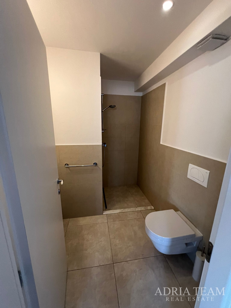 WOHNUNGEN IN ERSTER REIHE ZUM MEER, MODERN EINGERICHTET, WENIG GENUTZT, BIBINJE