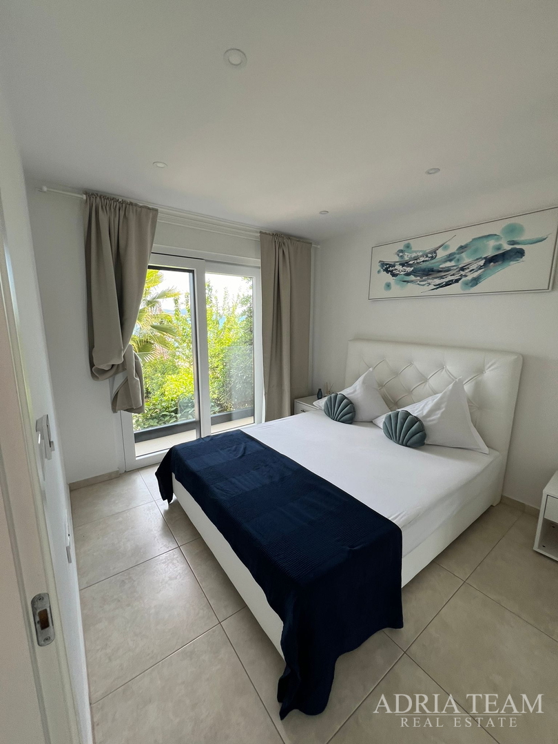 WOHNUNGEN IN ERSTER REIHE ZUM MEER, MODERN EINGERICHTET, WENIG GENUTZT, BIBINJE