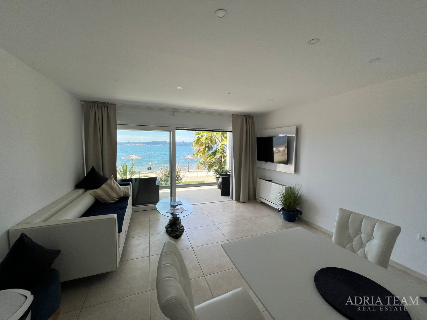 WOHNUNGEN IN ERSTER REIHE ZUM MEER, MODERN EINGERICHTET, WENIG GENUTZT, BIBINJE