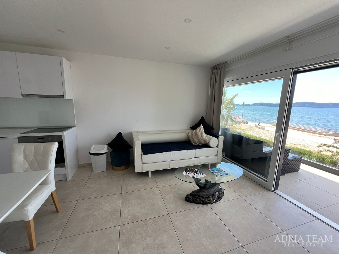 WOHNUNGEN IN ERSTER REIHE ZUM MEER, MODERN EINGERICHTET, WENIG GENUTZT, BIBINJE