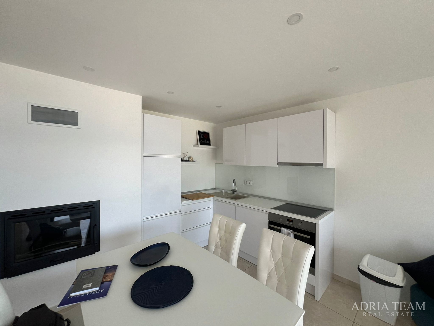 WOHNUNGEN IN ERSTER REIHE ZUM MEER, MODERN EINGERICHTET, WENIG GENUTZT, BIBINJE