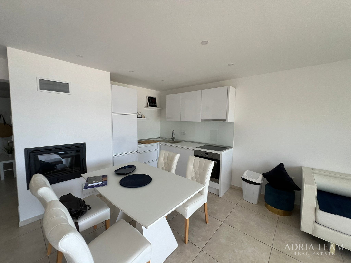 WOHNUNGEN IN ERSTER REIHE ZUM MEER, MODERN EINGERICHTET, WENIG GENUTZT, BIBINJE