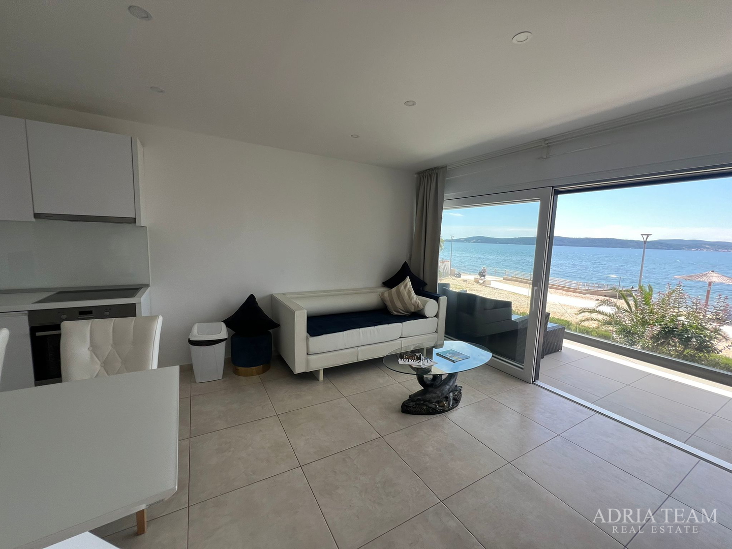 WOHNUNGEN IN ERSTER REIHE ZUM MEER, MODERN EINGERICHTET, WENIG GENUTZT, BIBINJE