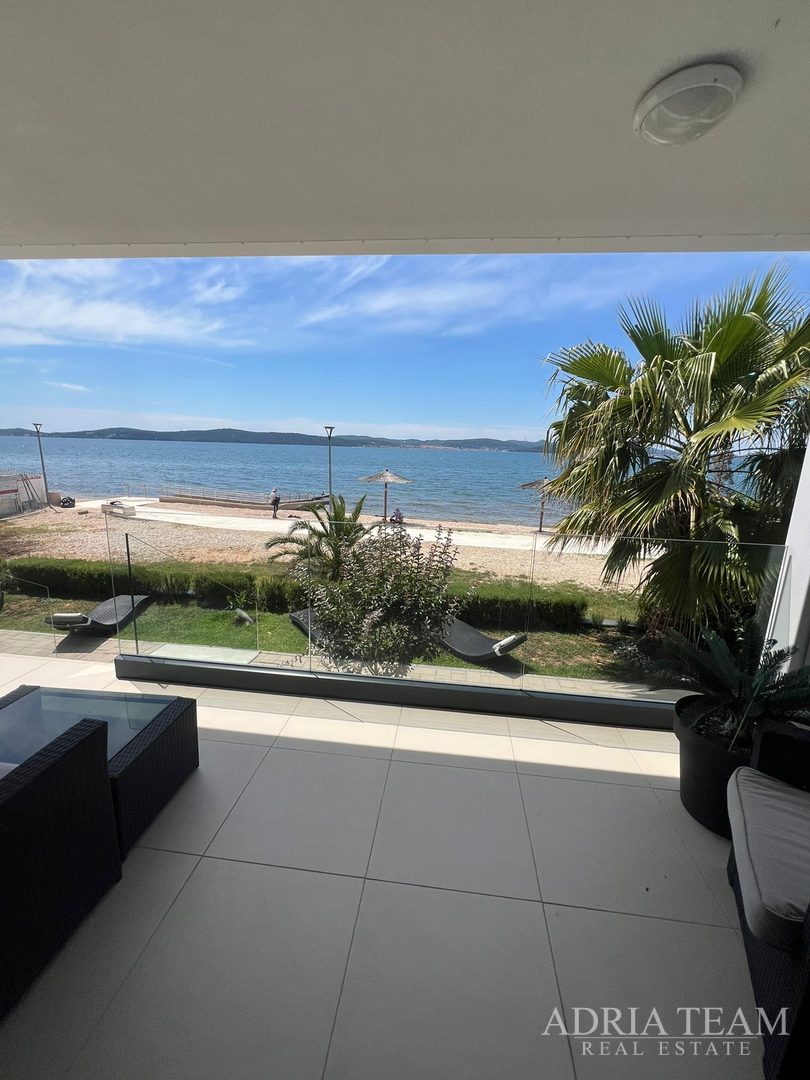 WOHNUNGEN IN ERSTER REIHE ZUM MEER, MODERN EINGERICHTET, WENIG GENUTZT, BIBINJE