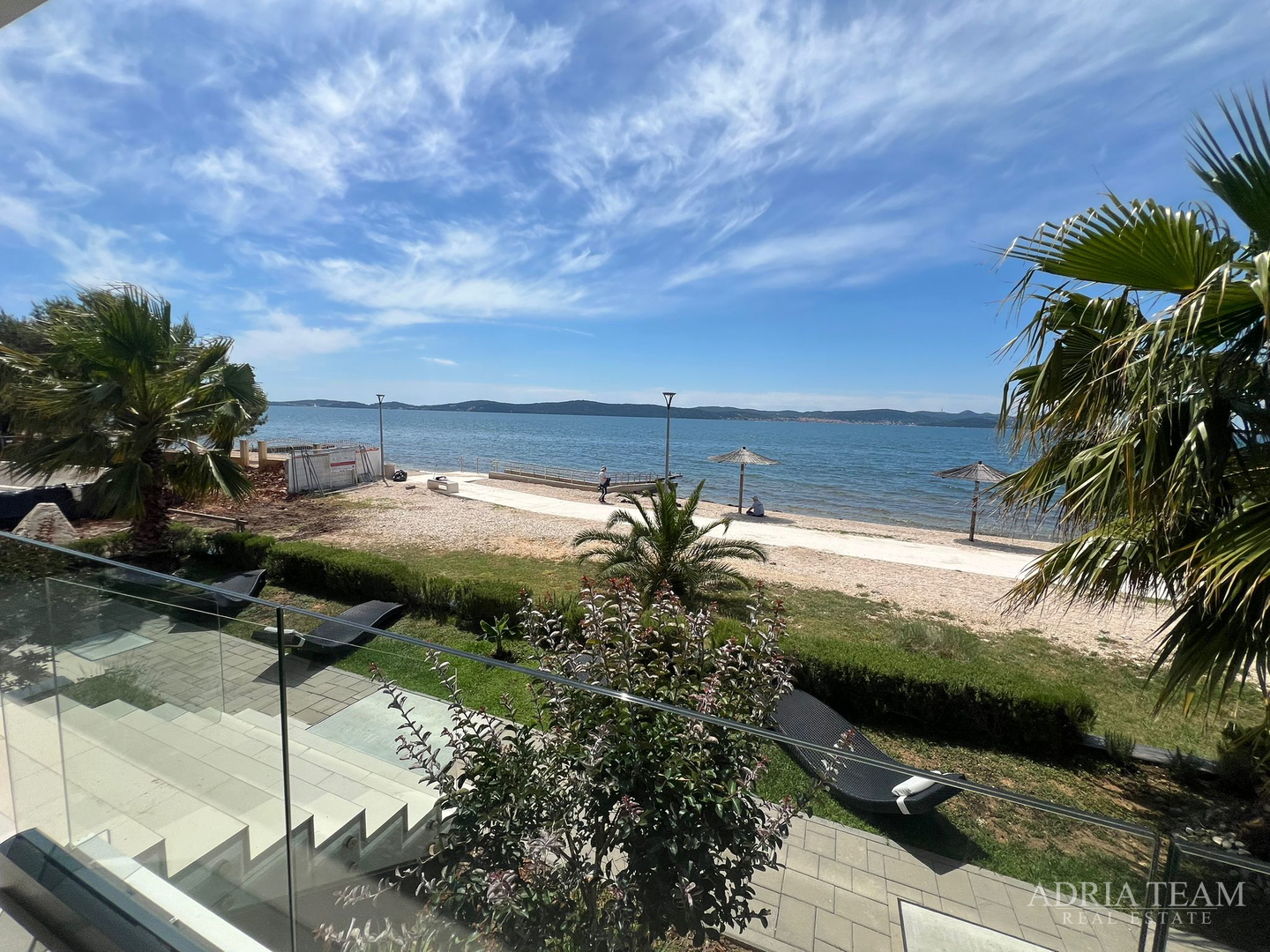 WOHNUNGEN IN ERSTER REIHE ZUM MEER, MODERN EINGERICHTET, WENIG GENUTZT, BIBINJE