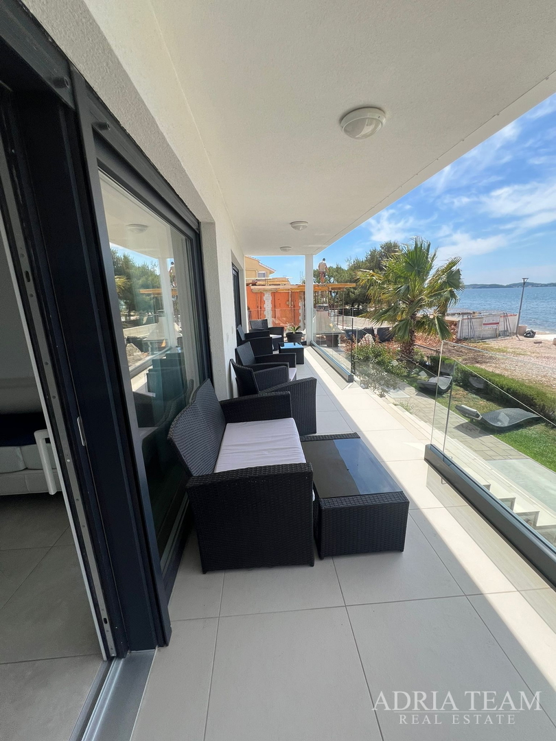 WOHNUNGEN IN ERSTER REIHE ZUM MEER, MODERN EINGERICHTET, WENIG GENUTZT, BIBINJE