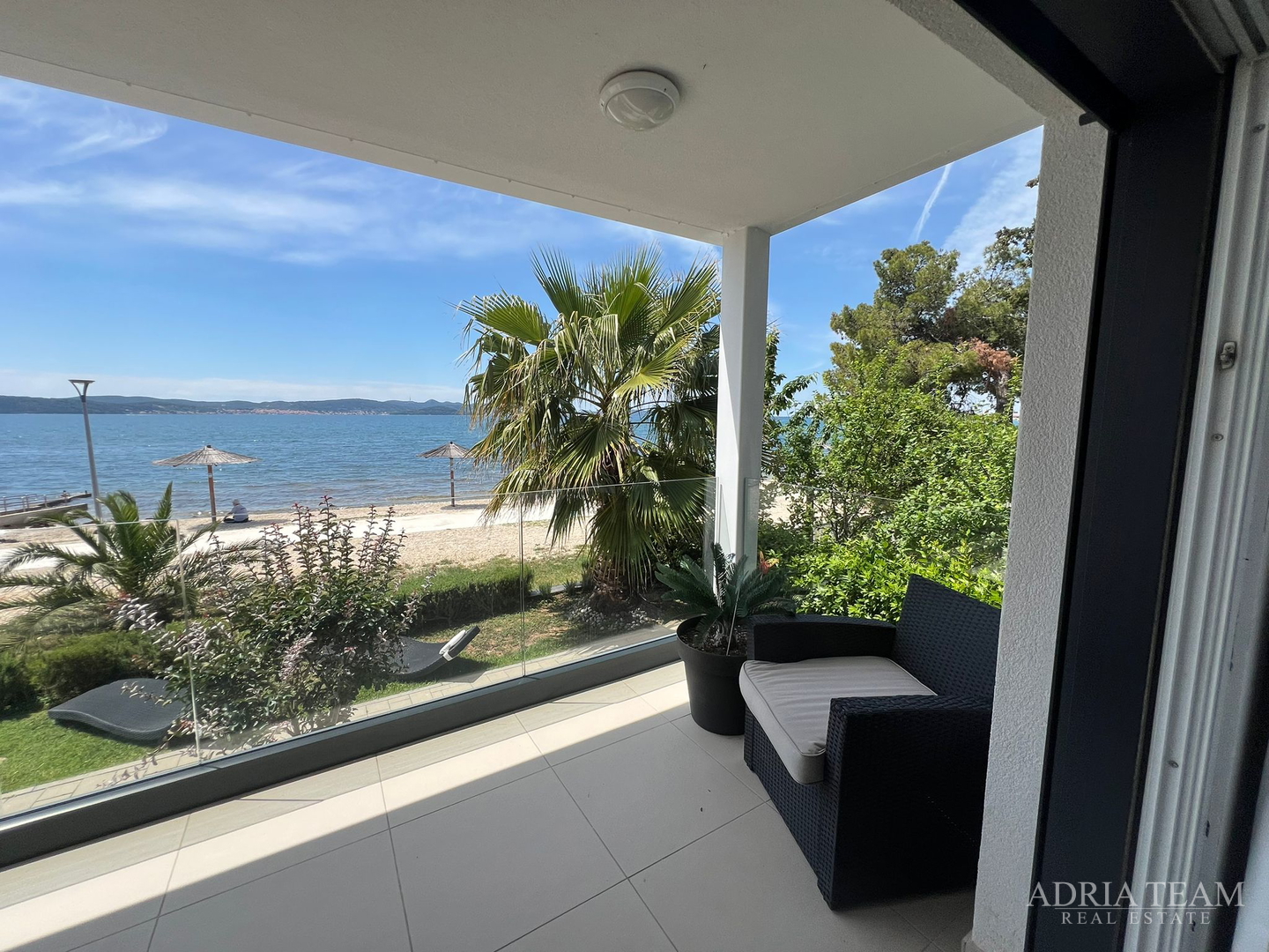 WOHNUNGEN IN ERSTER REIHE ZUM MEER, MODERN EINGERICHTET, WENIG GENUTZT, BIBINJE