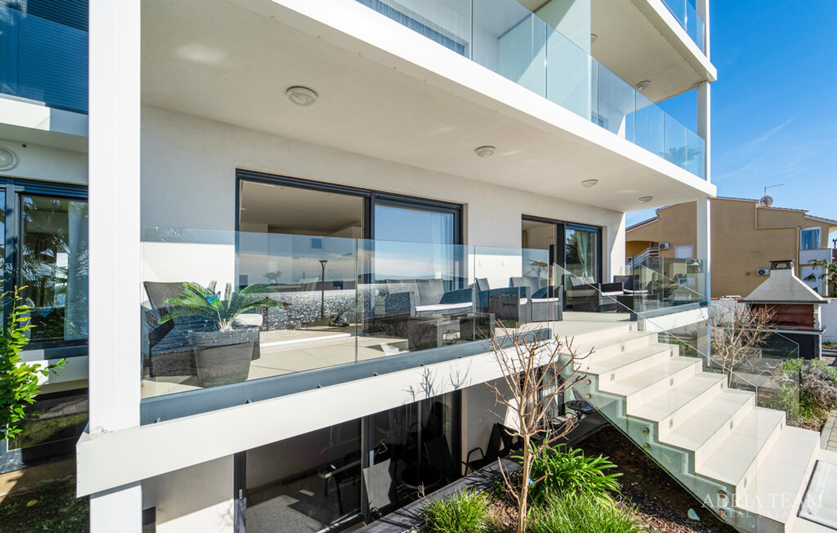 WOHNUNGEN IN ERSTER REIHE ZUM MEER, MODERN EINGERICHTET, WENIG GENUTZT, BIBINJE