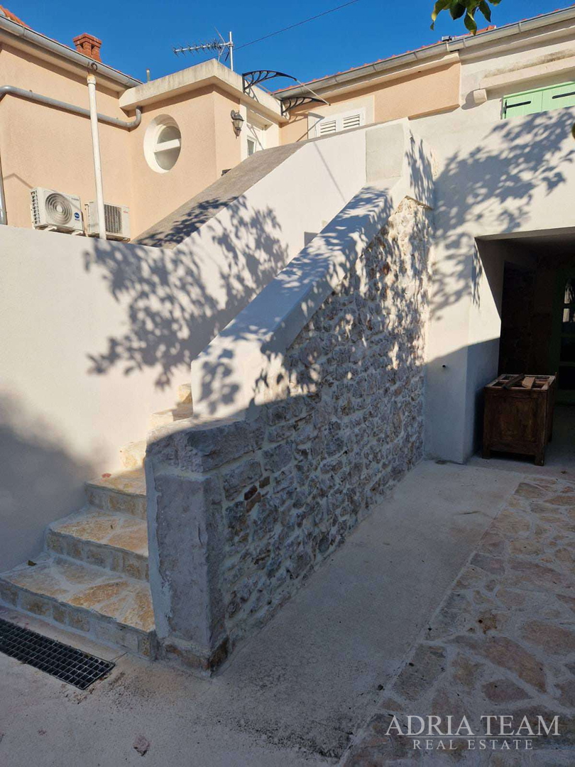 AKCIJA!!! KAMENA KUĆA RUSTIKALNOG UREĐENJA U CENTRU MJESTA - SUTOMIŠĆICA, UGLJAN