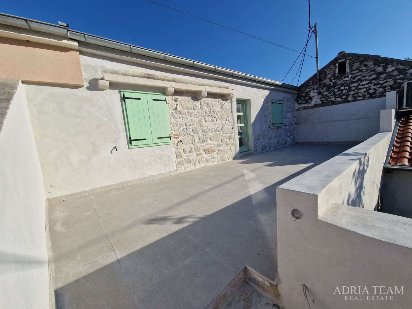 AKCIJA!!! KAMENA KUĆA RUSTIKALNOG UREĐENJA U CENTRU MJESTA - SUTOMIŠĆICA, UGLJAN