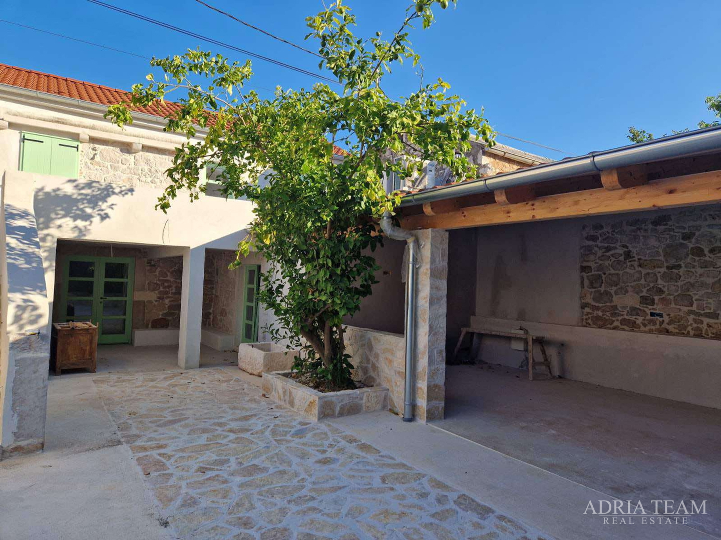 AKCIJA!!! KAMENA KUĆA RUSTIKALNOG UREĐENJA U CENTRU MJESTA - SUTOMIŠĆICA, UGLJAN