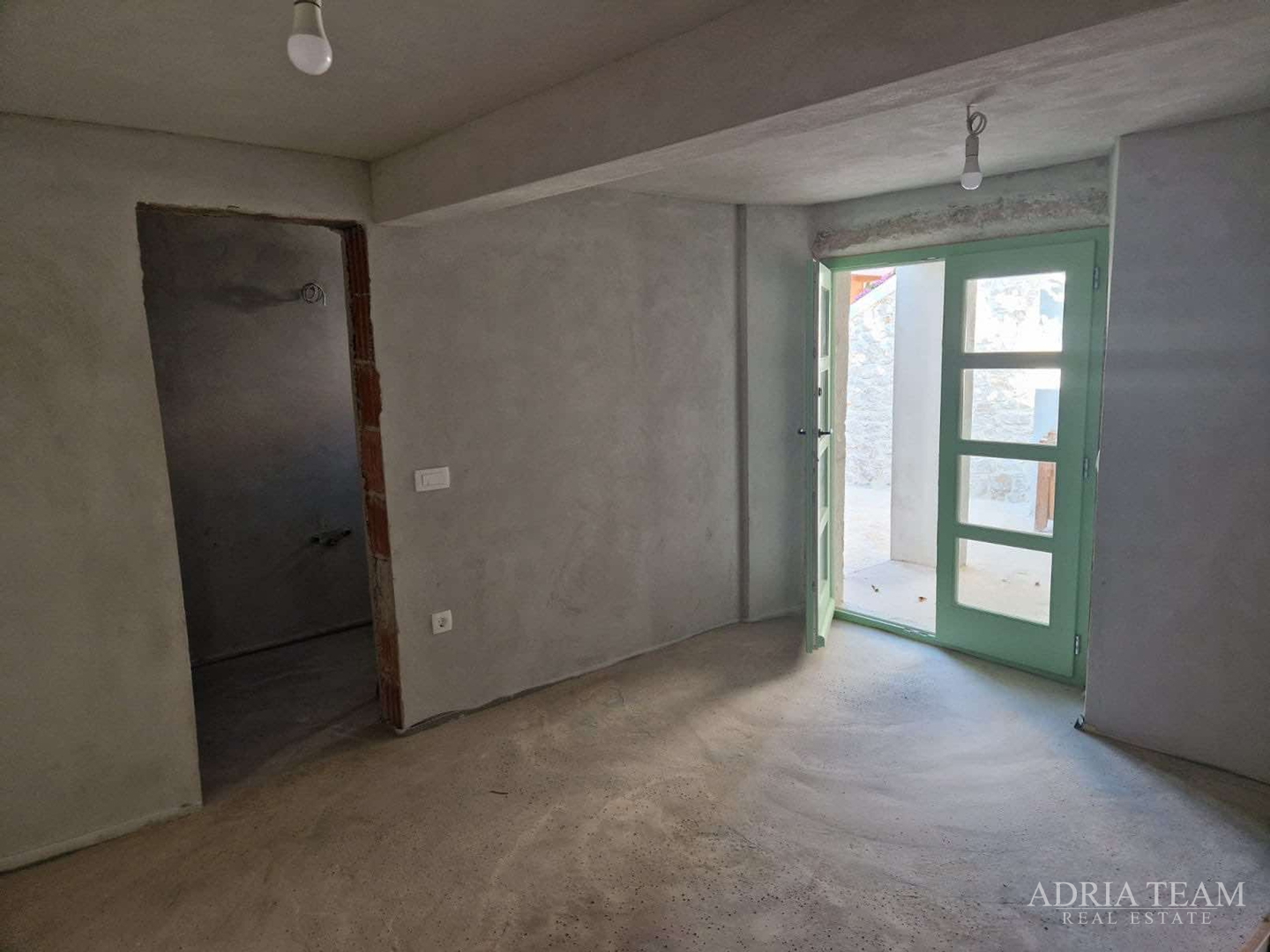 AKCIJA!!! KAMENA KUĆA RUSTIKALNOG UREĐENJA U CENTRU MJESTA - SUTOMIŠĆICA, UGLJAN