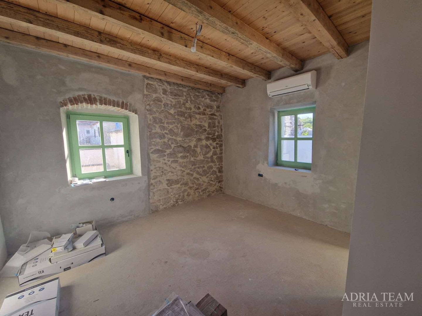 AKCIJA!!! KAMENA KUĆA RUSTIKALNOG UREĐENJA U CENTRU MJESTA - SUTOMIŠĆICA, UGLJAN