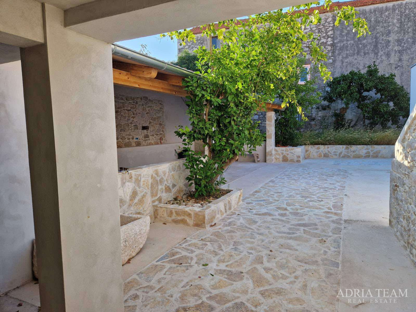 AKCIJA!!! KAMENA KUĆA RUSTIKALNOG UREĐENJA U CENTRU MJESTA - SUTOMIŠĆICA, UGLJAN