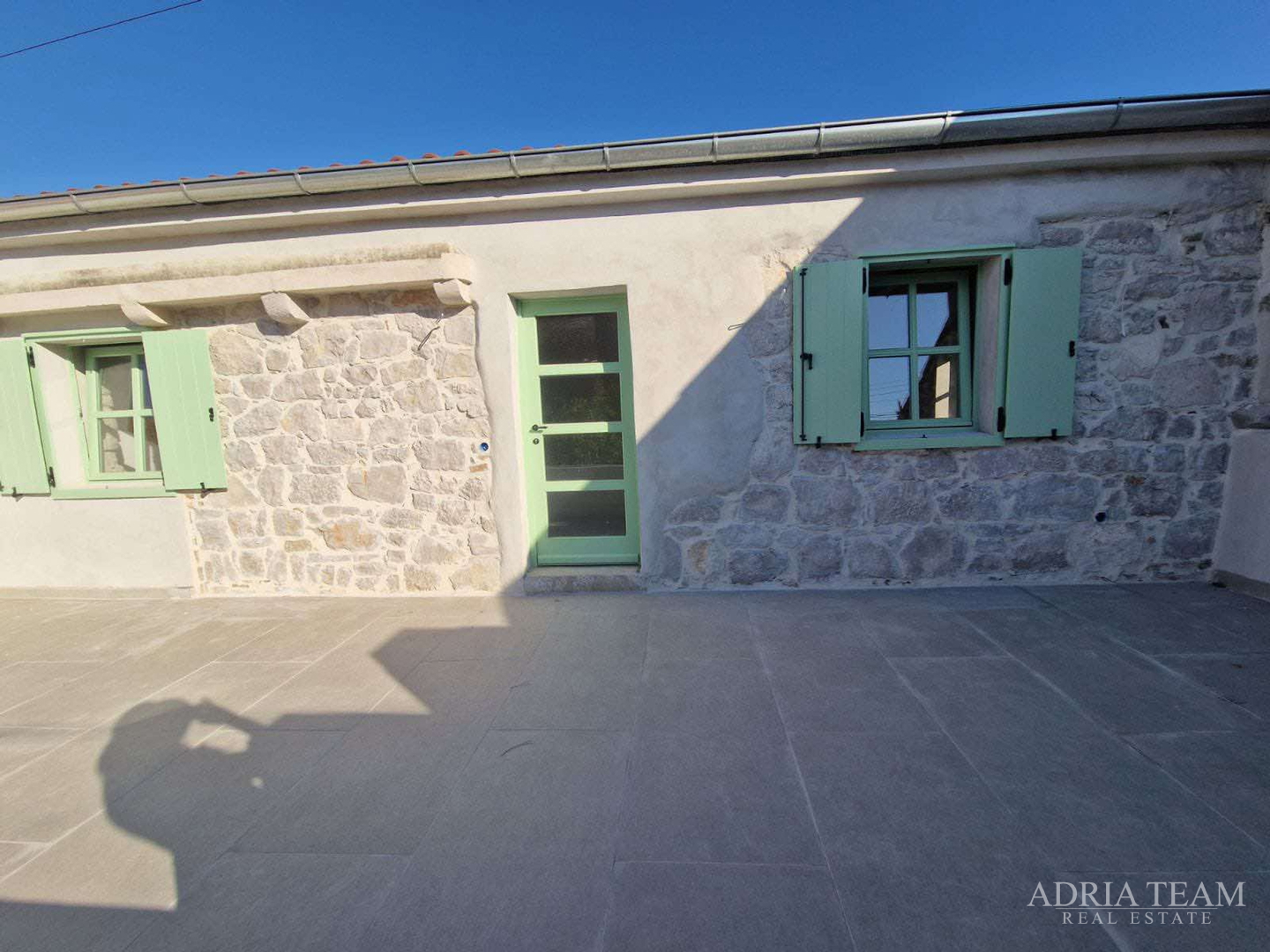 AKCIJA!!! KAMENA KUĆA RUSTIKALNOG UREĐENJA U CENTRU MJESTA - SUTOMIŠĆICA, UGLJAN