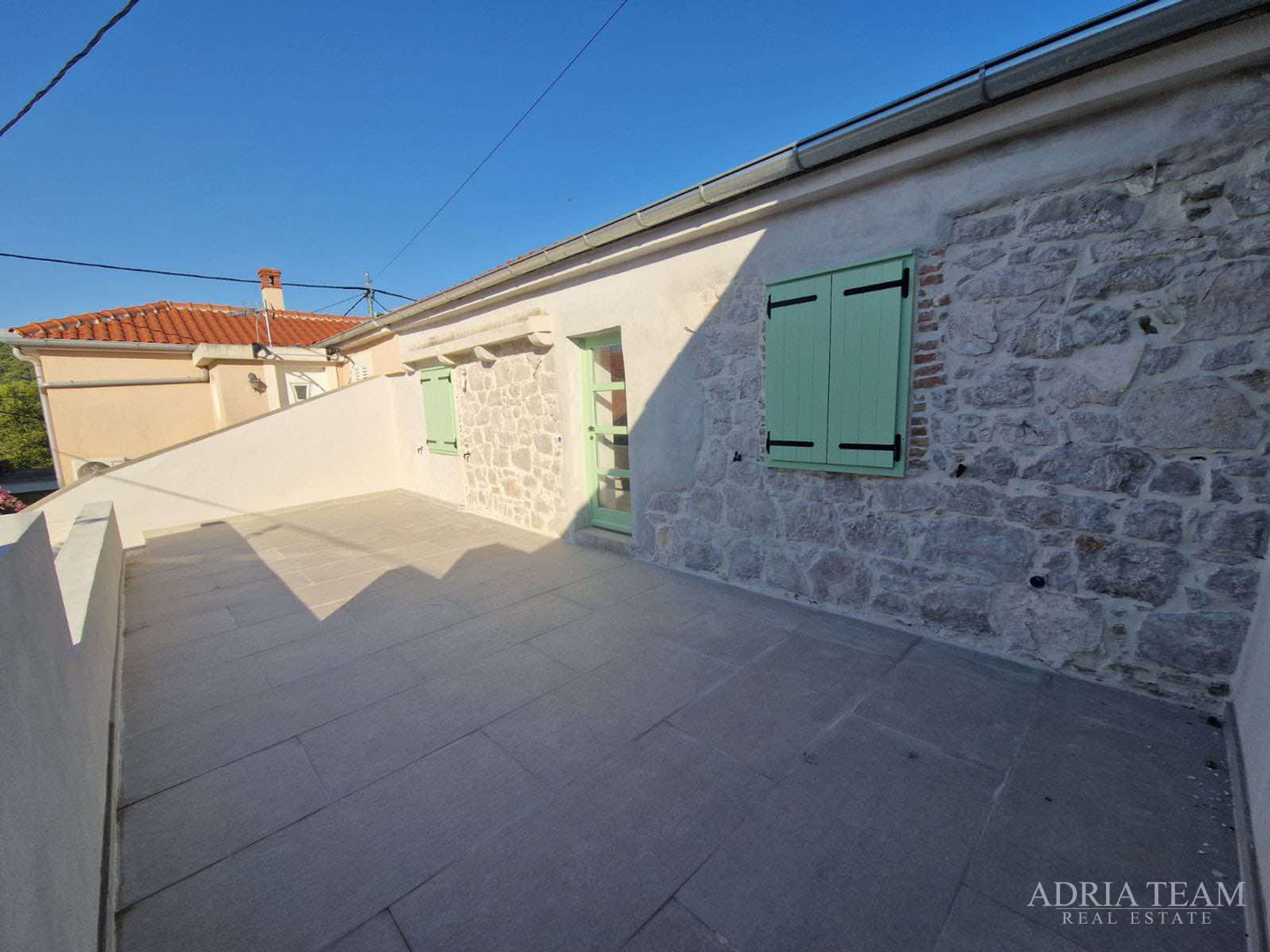 AKCIJA!!! KAMENA KUĆA RUSTIKALNOG UREĐENJA U CENTRU MJESTA - SUTOMIŠĆICA, UGLJAN